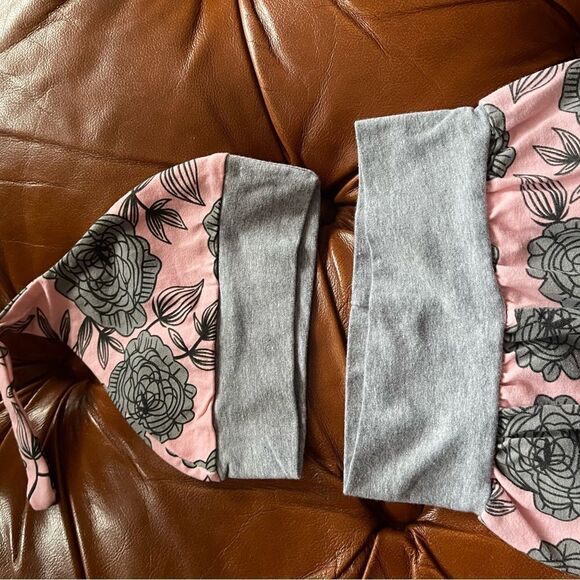 New 0-3 month pink and gray pant set - Picture 2 of 3